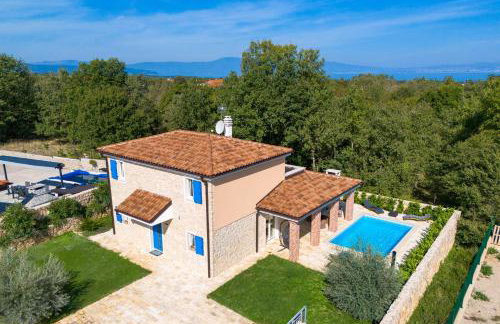 Romantic villa with pool, surrounded by nature - ID 2507 - by TRAVELER tourist agency Krk - Foto 2