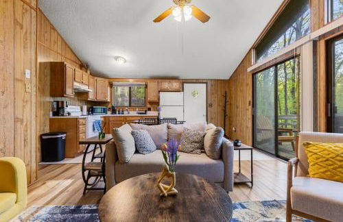 2-bedroom cabin, with a Fireplace, PS5, BBQ, fitness room, and a private hot tub - Foto 23