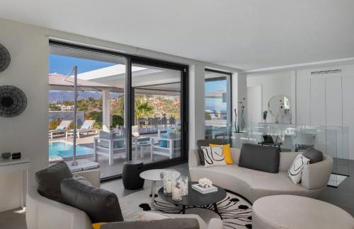 4-Bedroom Modern Villa with Sea View - Photo 11