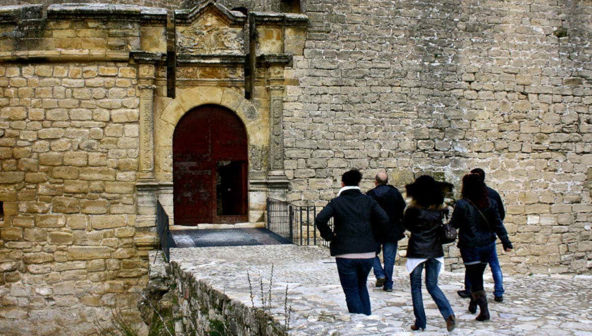 En la entrada del castillo de Sabiote