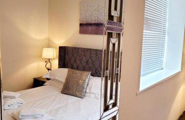 Apartment 1 Exquisite two king bedroom with en suites - close to the town centre, rail, airport and theatre - Photo 13