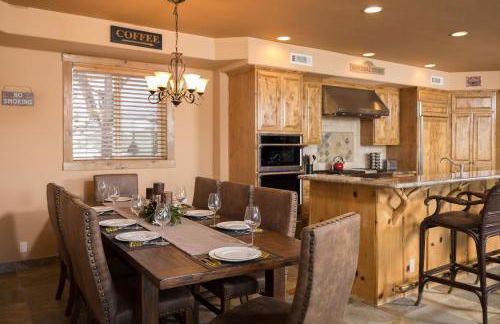 Big Bear Village View Haus is a large pet and kid friendly chalet with hot tub located a short walk to village - Foto 17