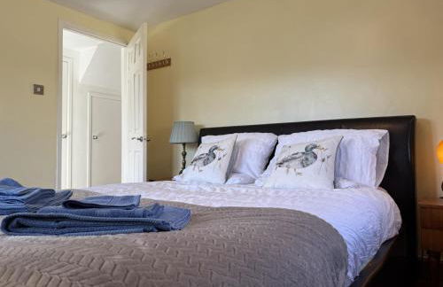 Caterham 3 Bed House, Free on street Parking - Photo 4