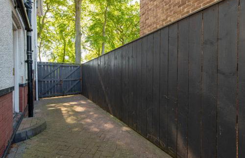 Large House for Groups with Huge Driveway - FREE PARKING - Photo 34