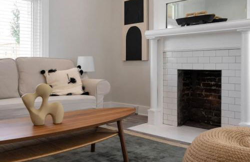 Deluxe 4-Bedroom w Huge Deck 3-Min to Downtown - Foto 8