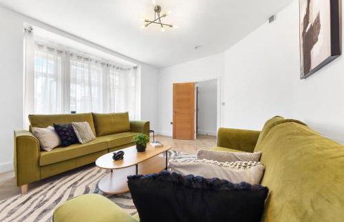 Ground Floor Flat I Sleeps 8 I With Parking - Photo 6