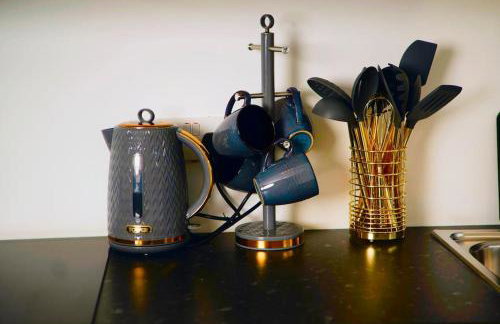 Perfect 1 Bed Apartment Sleeps 5 1 Kingsize bed 1 double Sofabed & Foldable Single bed Free Parking Wifi good transport network shopping Holiday Makers Families Contractors in North London - Photo 36