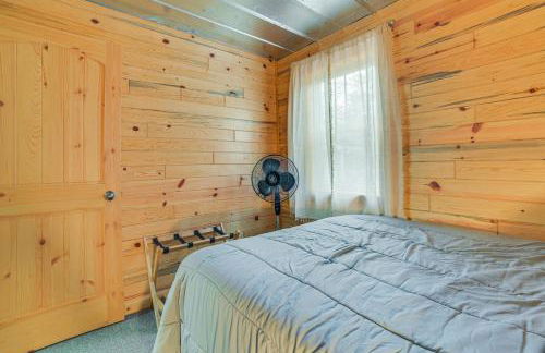 Oscoda Cabin with Charcoal Grill Walk to Lake Huron - Foto 13