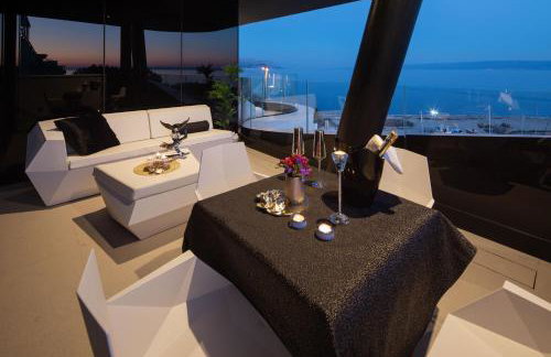 Posh Residence Luxury Suites - Photo 41