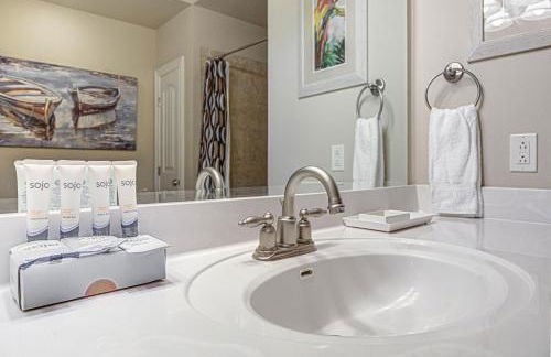 Chic 2BD with Balcony Pool Hot Tub & Marina Views - Foto 29