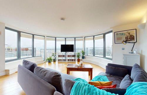 Penthouse Sanctuary with Wraparound Balcony - Pass the Keys - Foto 1