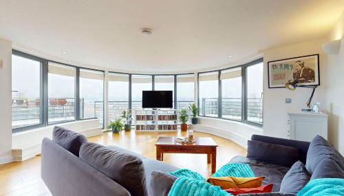 Penthouse Sanctuary with Wraparound Balcony - Pass the Keys - Foto 1, Other