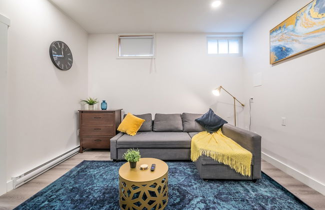 Spacious Newly Renovated 1 Bedroom Suite - Photo 22