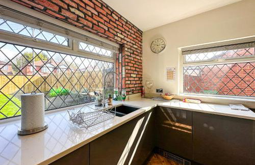 5BR Manchester Home Jacuzzi, Garden & Parking - Foto 12