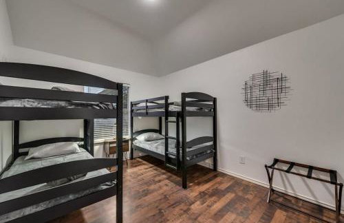 Modern and Luxury DFW Mansion with Backyard Oasis - Foto 21