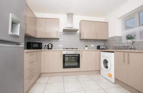 Spacious 4BR Home in Manchester with Parking & Wi-Fi - Foto 20