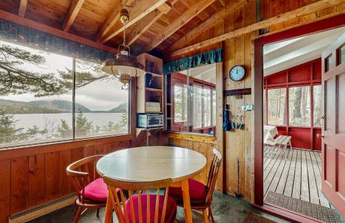2BR Lakefront Cabin with Fireplace, Lake Views, Dock - Foto 7