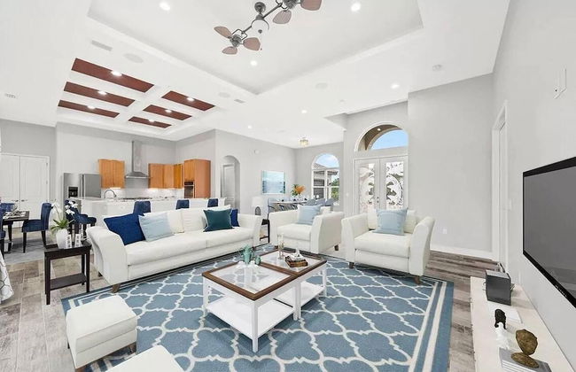 Stunning Luxury Mediterranean-style Private Oasis! - Foto 10