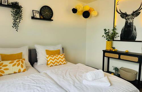 Black&Yellow Apartment Bielefeld 24h Check in WLAN Parkplatz ÖPNV - Foto 2