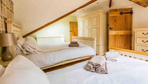 Four bed barn conversion Junction 37 38 M1 - Foto 3, towels, wardrobe