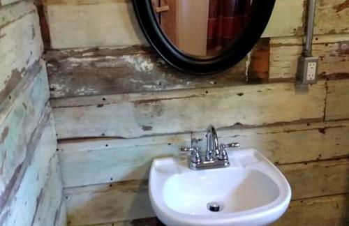 Rustic Octagon-Shaped Cabin for a Glamping Getaway near Huntington, West Virginia - Foto 26