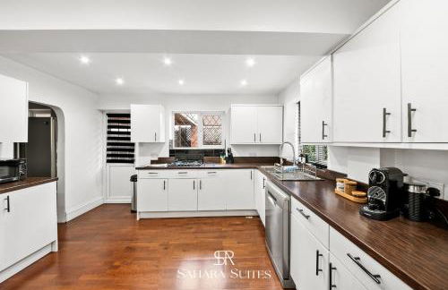 Spacious 6BR - City Hub & Parking - Sleeps 13 - Photo 17