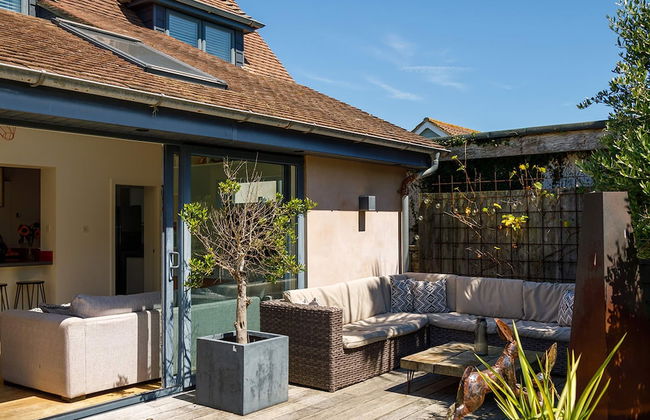 Gorgeous Home for 12 - Walk to Beach - Sea View - Photo 4