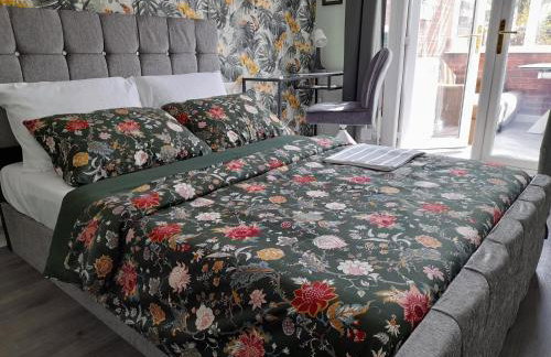 Cosy and Private with 55"TV and Dedicated Toilet Shower Space - Foto 9