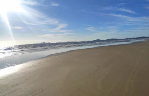 Cabo Frio, Piscina de frente pro Mar, Pé na areia - Foto 6