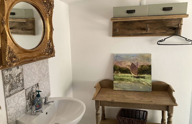 Outstandingly Situated Cosy Shepherds Hut - Photo 10