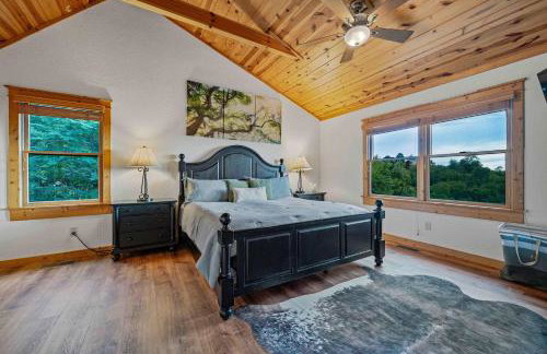 4BR Cabin with Ski Resort, Mtn Views & Hot Tub - Foto 68