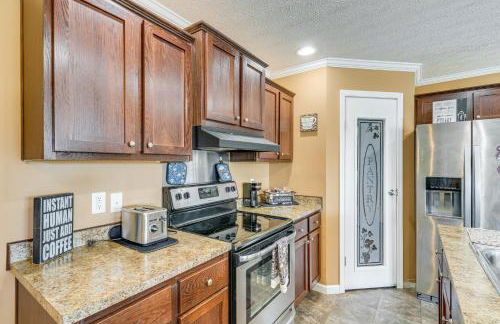 Near Hiking! Mtn-View Midway Home with Deck - Foto 8