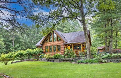 Poconos True Log Cabin with Sauna, Movie Theather, Hot Tub & Fire Pit! - Foto 4