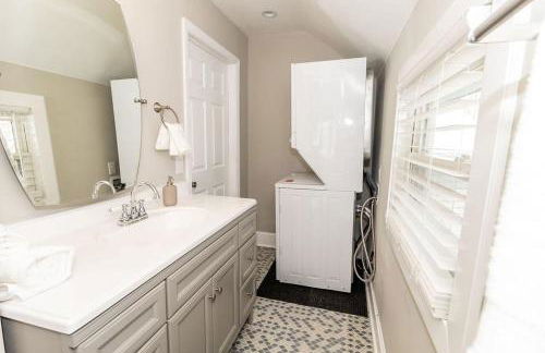 Cozy Riverfront Bungalow with Stunning Views - Foto 24