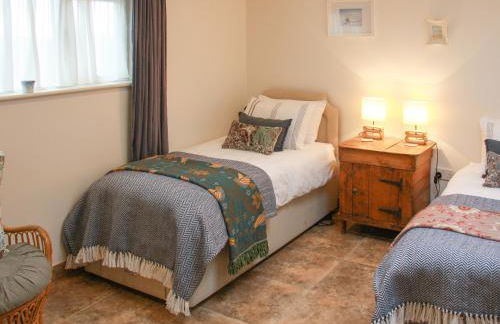 Goldfinch - Photo 10