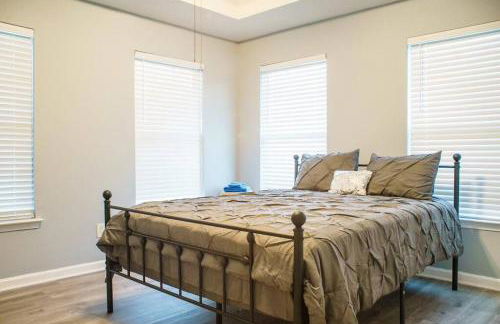 Deck, BBQ Grill, Backyard Fire Pit, Pool, Jacuzzi Tub, 65 inch TV - Foto 13