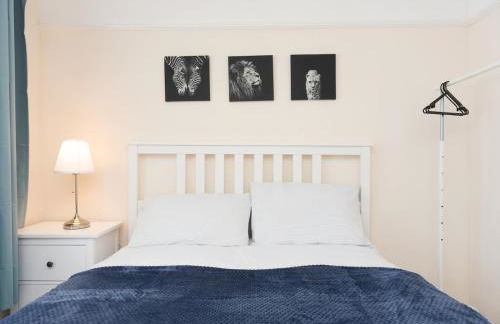 Spacious 4 Bed House Free Parking Near Station - Pass the Keys - Foto 33