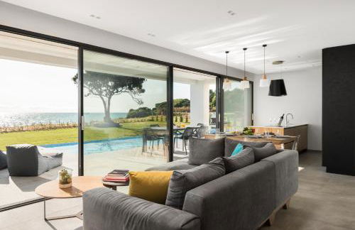 Seafront Villa Nafsika - Private Heated infinity Pool - Direct access to the beach - Play area - Foto 14