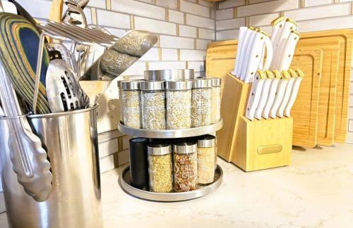 4BR Boutique Coastal Home, Walk to Beach and The Strand, Sleeps 10 - Foto 79