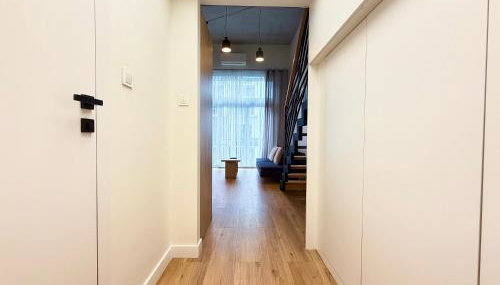 Wrocław Airport Studio with Mezzanine by BookingHost - Foto 4, wardrobe