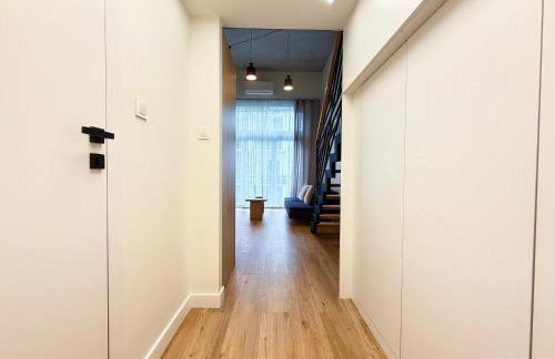 Wrocław Airport Studio with Mezzanine by BookingHost - Foto 4