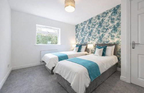 Large 2-Bedroom Bungalow near Airedale Hospital, Keighley, Convenient Location with Parking - Photo 3