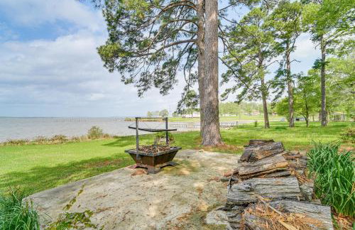 Lakefront Gem with Boat Dock and Fishing Pier in Many - Foto 1