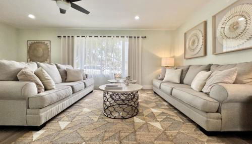 Spacious 4BR/3BA pool home, stylishly decorated - Foto 5