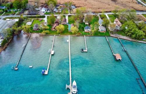 Newer Cottage on the Lake, ample space for boats - Foto 7