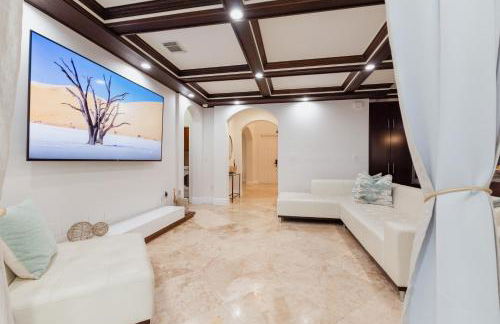 Miami Getaway Heated Pool Villa with Mini Golf & BBQ - Foto 10