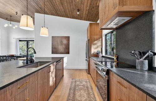 The Luxe House | Upscale Cabin w/ Hot Tub & Fire Pit! - Foto 43