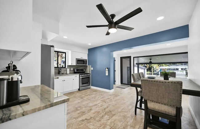 Stunning 3 Bd Pool House w Enchanting Water Views - Foto 13