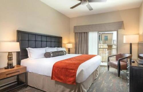 Enjoy the scenery of Lake Marble Falls in 2BD resort condo with family - Photo 17