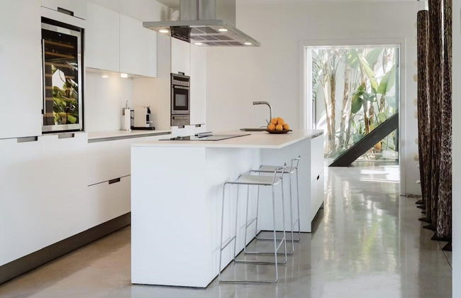 Modern Villa With Minimalistic Decor - Photo 8